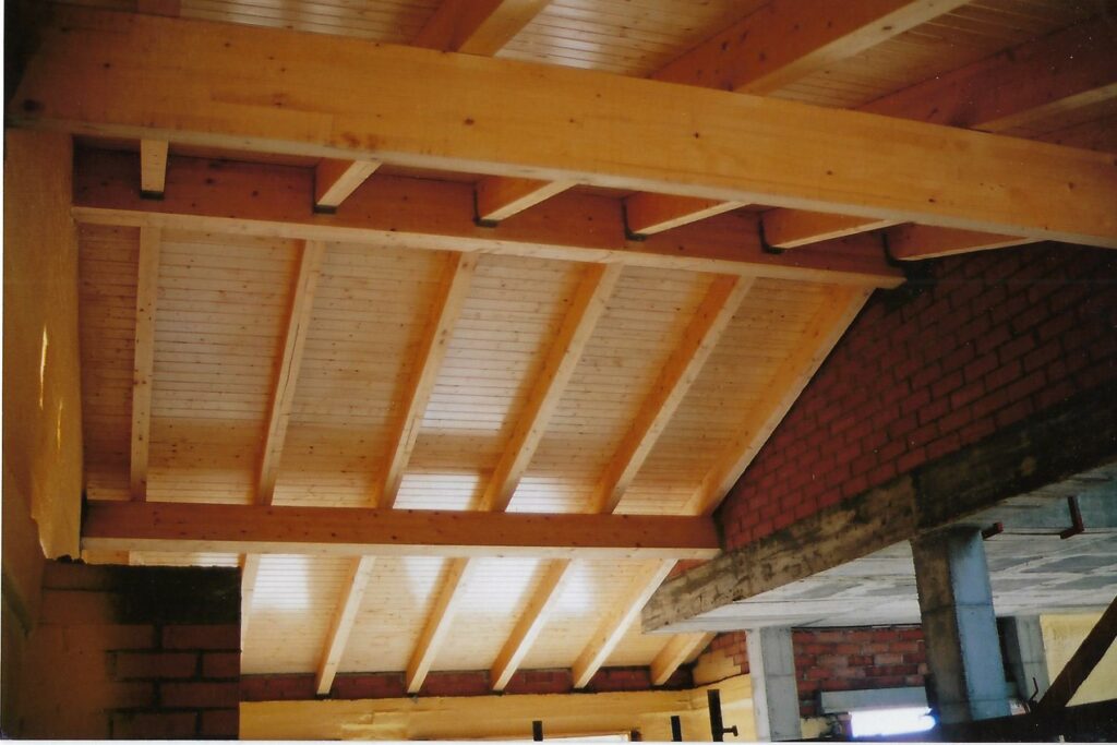 estructura para cubierta, con bigas de madera laminada de abeto en obra para terminar. encima, panel de la casa Thermochip.