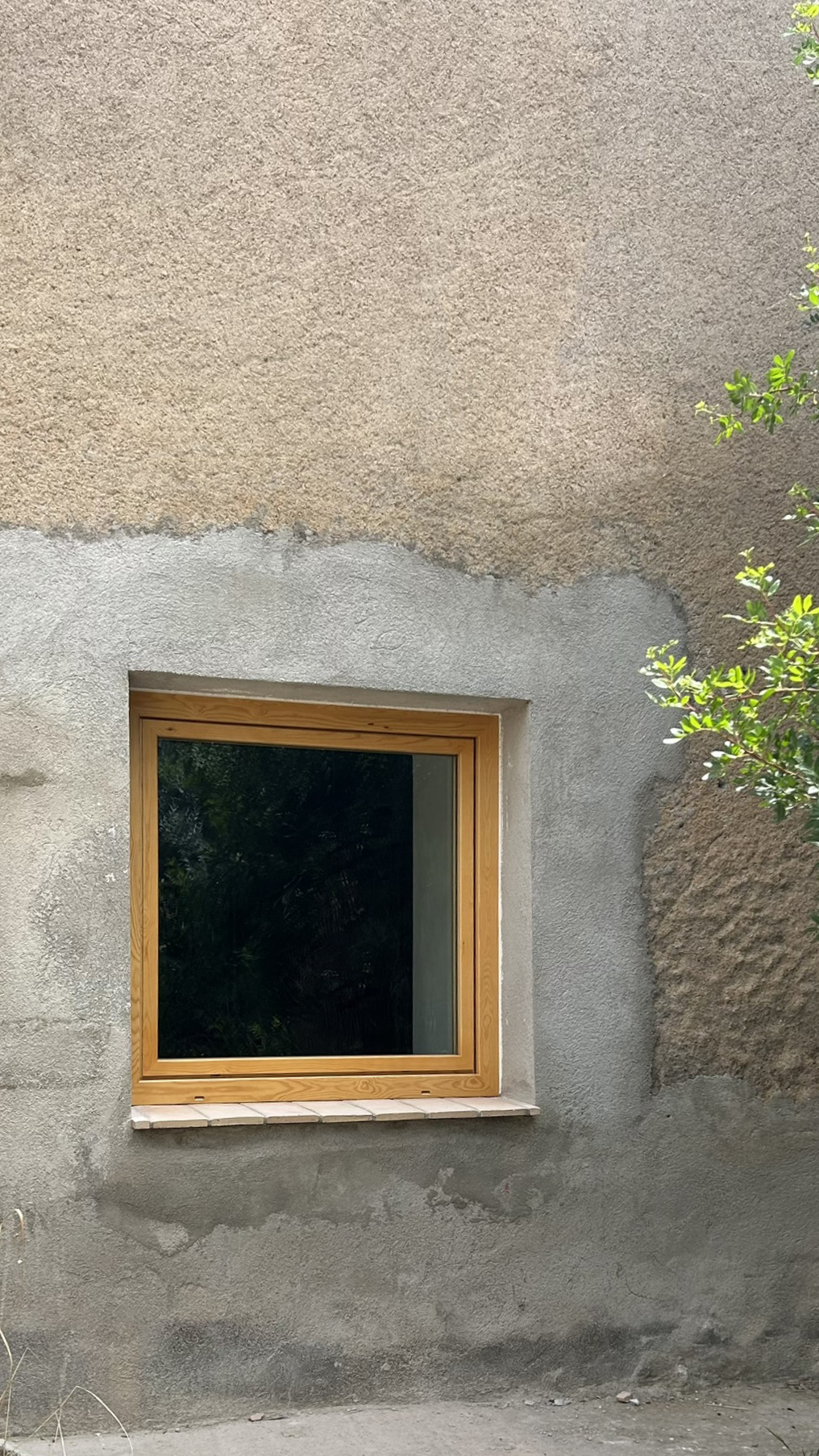 finestres de fusta de pi laminat amb doble junta de goma. color natural.